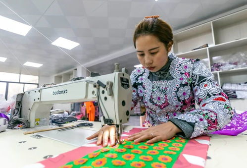 黔西 苗寨车间赶制服饰迎新年